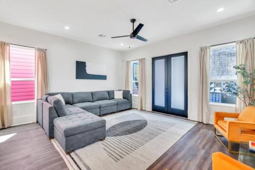 Tulane - Gravier House | Spacious 5BR w fire pit, balcony & backyard oasis
