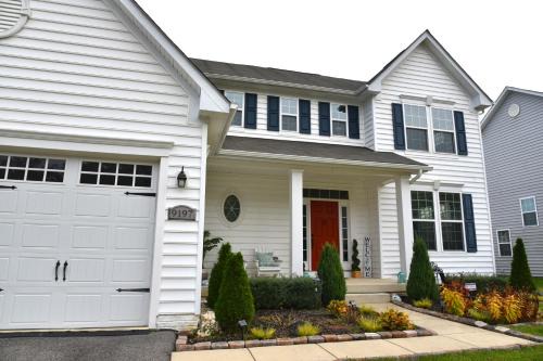 Bennsville House | Spacious 5BR w/parking near DC Sleeps 12