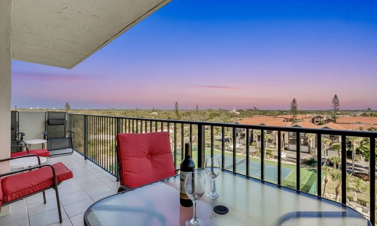 Siesta Key Condo | Spacious 5th-Floor Condo with Floor-to-Ceiling Views | Steps to Siesta Key Beach | Pool & Amenities!
