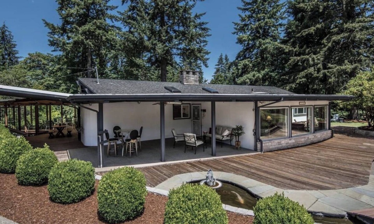 Pleasant Valley House | SPACIOUS 6 ACRE MID CENTURY FAMILY REUNION RANCH IN PORTLAND