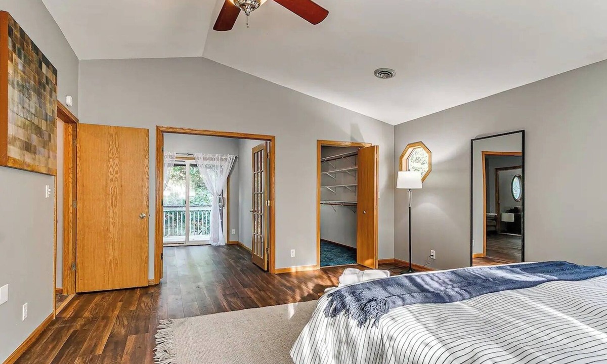 Ames House | Spacious 6-bed 3-bath retreat next to park—ideal for family & group getaways