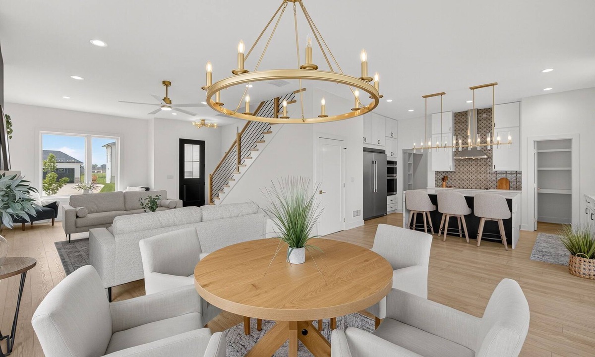 Waukee House | Spacious 6 bed home minutes from Palms Theater, shops and restaurants.