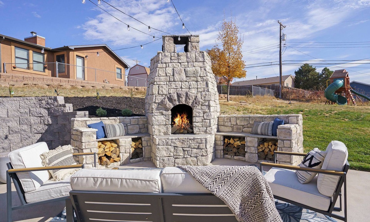 Park Vista House | 🏡Spacious 6-bedroom retreat sleeping up to 23, perfect for groups and family getaways. Enjoy a private hot tub, sauna, pool table, and cozy outdoor firepit—plus a backyard playset for kids to make unforgettable memories.