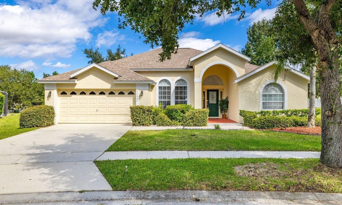 Orange Tree House | Spacious 6-bed villa in gorgeous Clermont Newly refurbished no rear neighbors