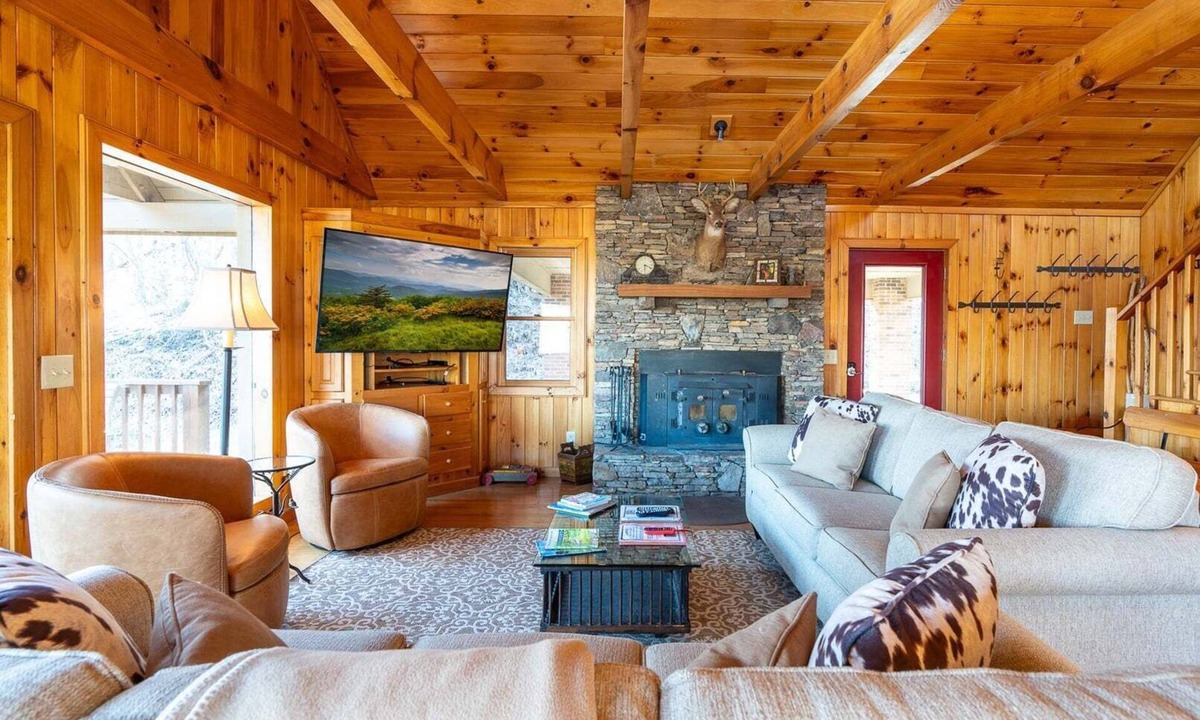 Buck Mountain Cabin | Spacious 6-bedroom cabin in West Jefferson, perfect for family getaways!