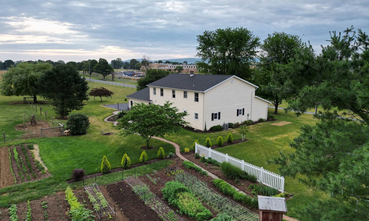 Stouchsburg House | Spacious 6-bedroom farmhouse in charming Myerstown with AC, WiFi