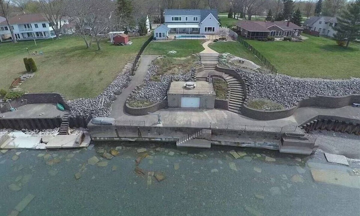 Lorain House | Spacious 6-Bedroom Lake-Front House with Heated Pool, Fire-Pit, 3.5 Baths