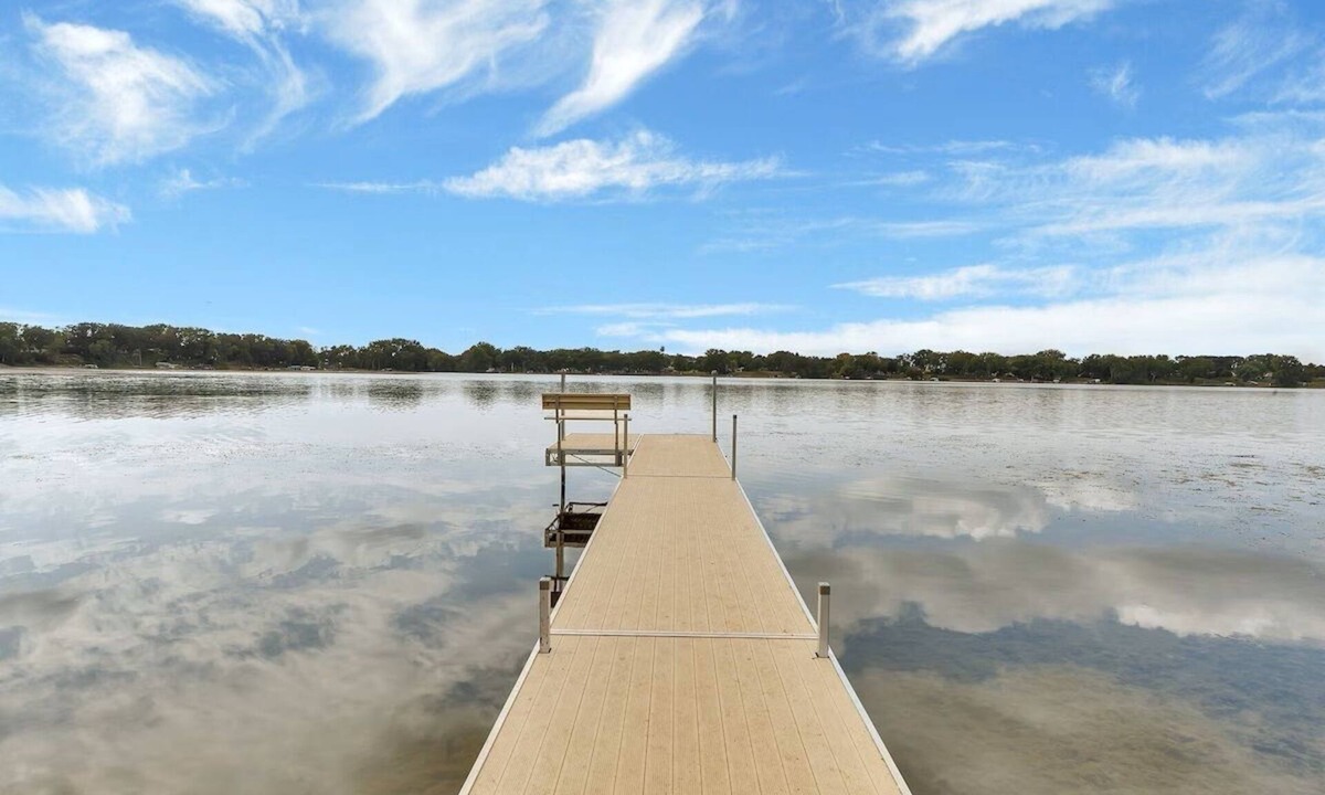 Willmar House | Spacious 6-bedroom lake home with an indoor pool, hot tub, and sauna.