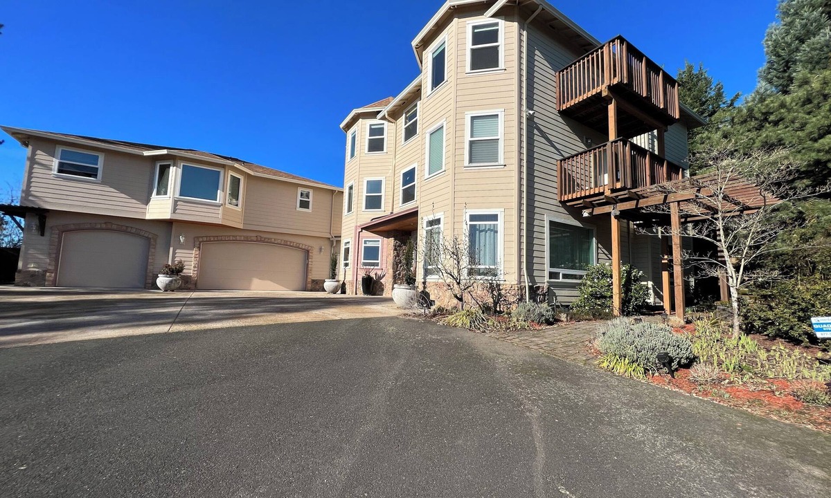 Sunnyside House | Spacious 6-bedroom house with AC, fitness room in gated quiet area Happy Valley