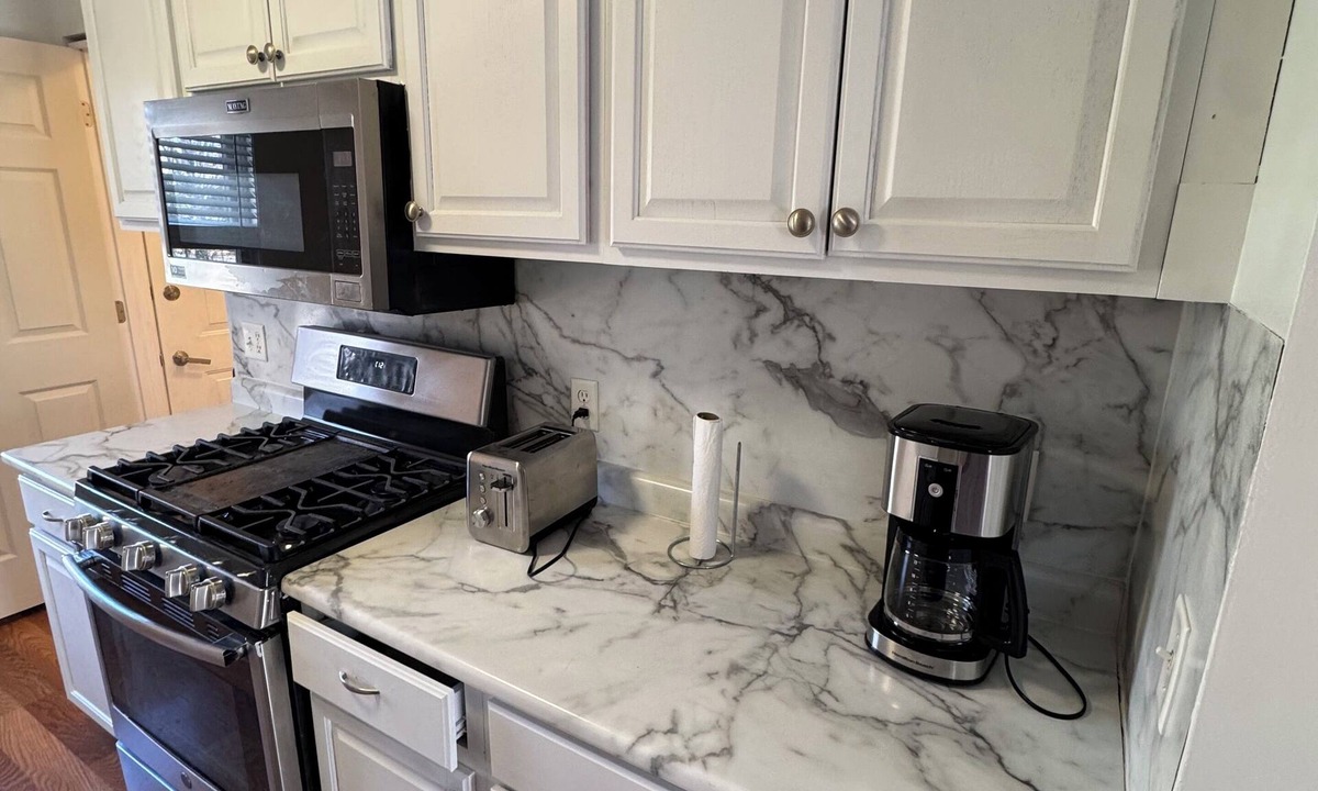 East Bloomington House | Spacious 6 bedroom in the heart of the city for families & working travelers