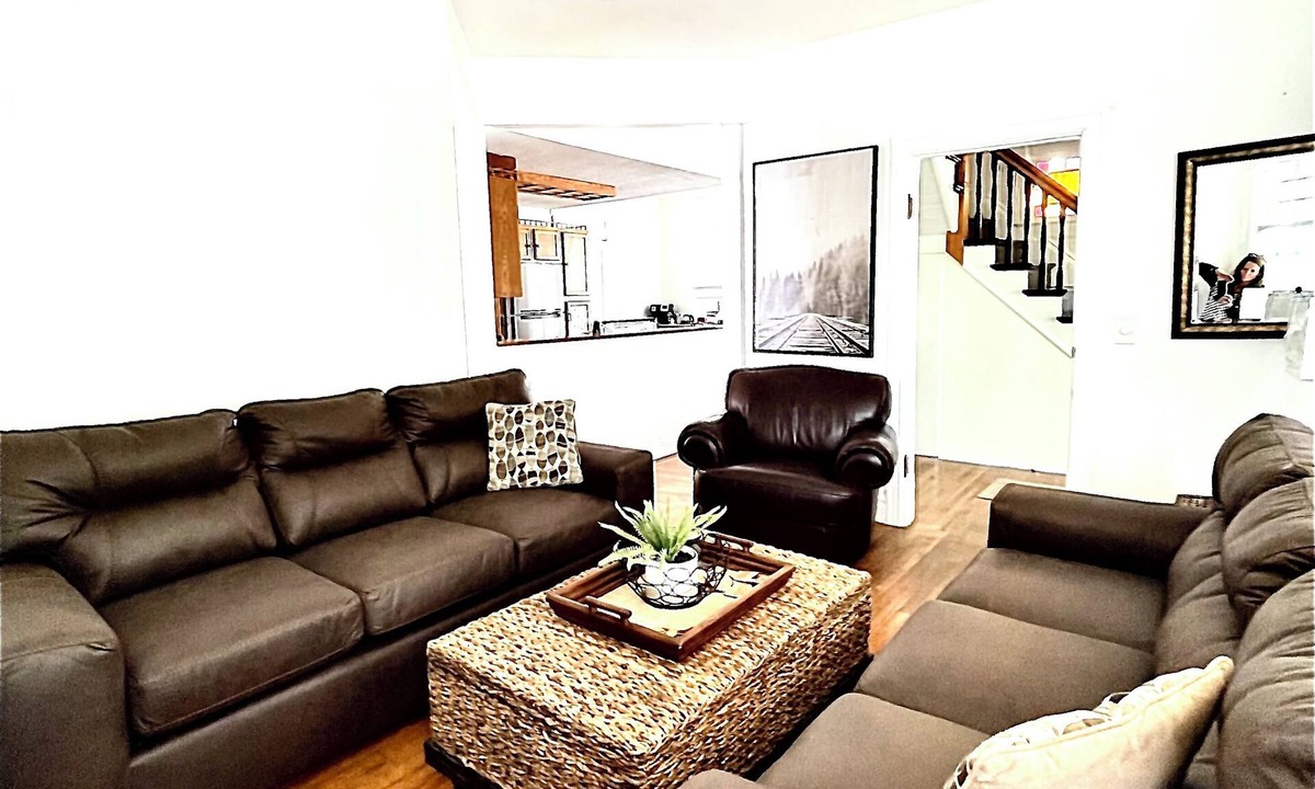 Port Clinton House | Spacious 6-bedroom house for your Lake Erie Escape -The Lake Erie Inn