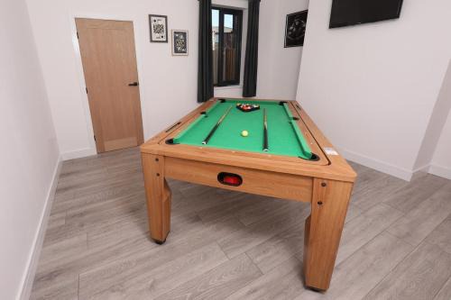 Dinnington Apartment | Spacious 6-Guest Retreat with Pool Table