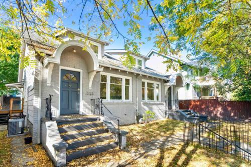 Stevens House | Spacious 6B6B duplex in Seattle