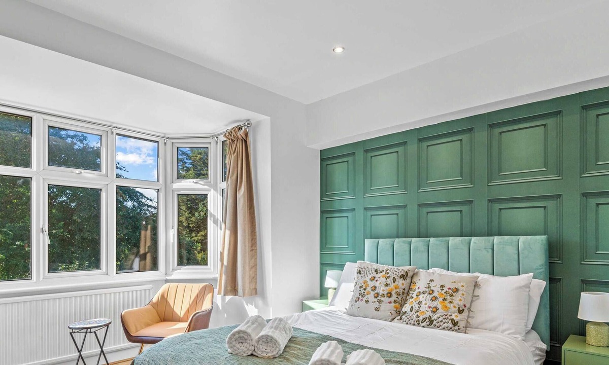 Reading House | Spacious 6BR Ensuite home - Sleeps 12 - Parking