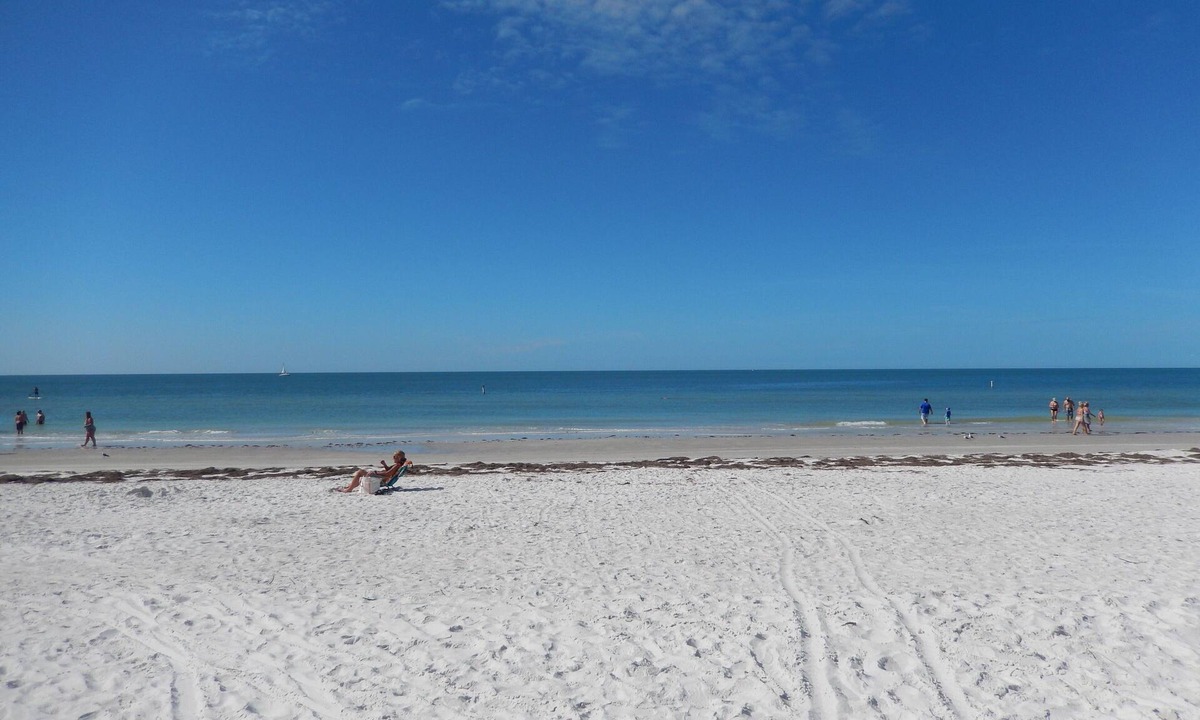 Indian Rocks Beach House | Spacious 6BR Duplex just 460 steps to the beautiful Indian Rocks Beach! 🏖☀️