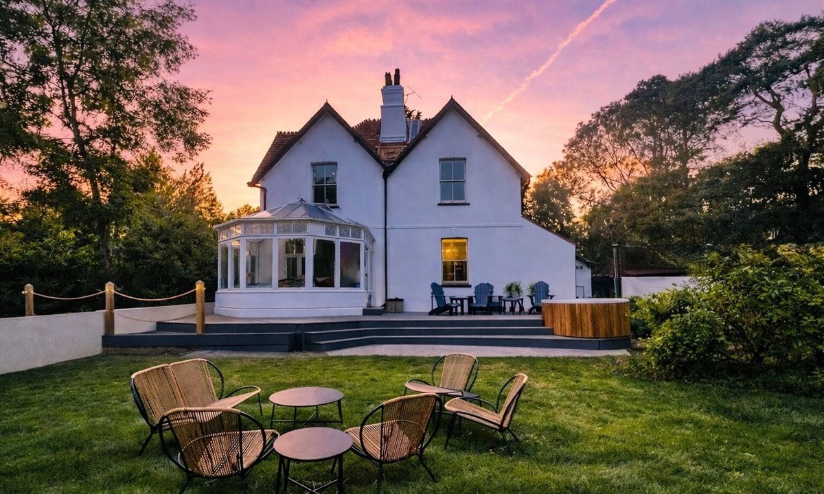 Aldermaston Wharf House | Spacious 7-Bed Country Estate AC. Sleeps 22. Hot Tub. Near London&Wedding Venues