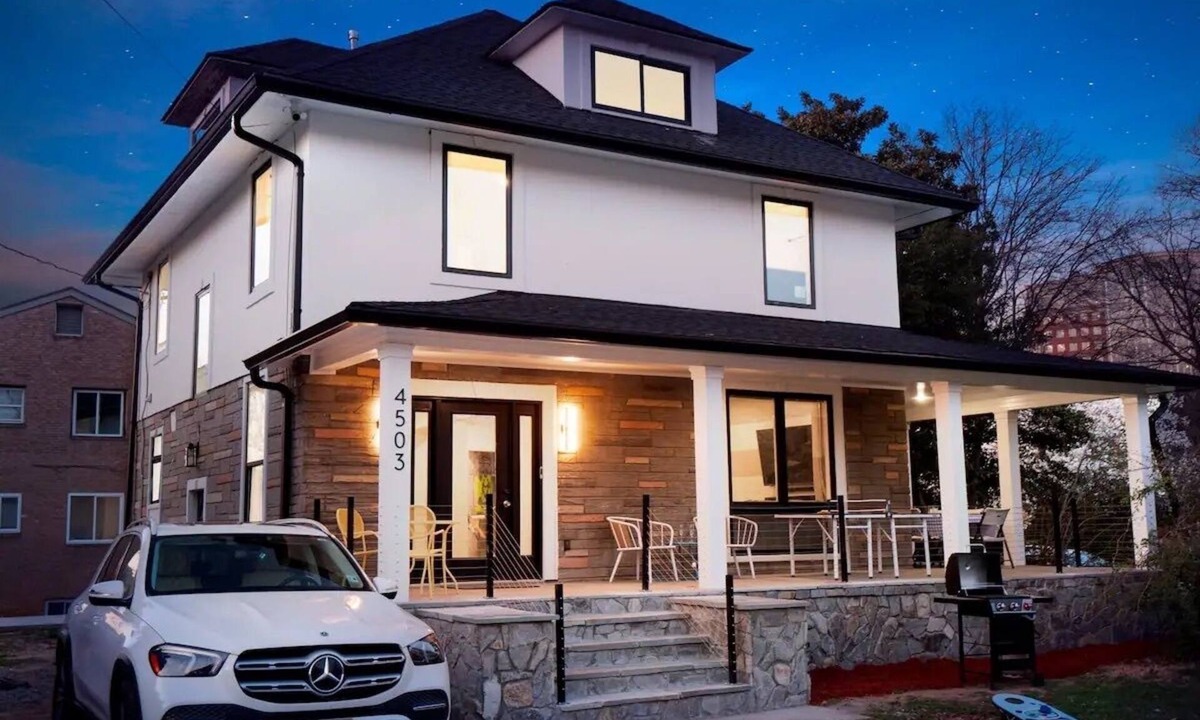 Bluemont House | Spacious 7-bedroom, 5 Full bathroom house. Walkers Paradise No car required!