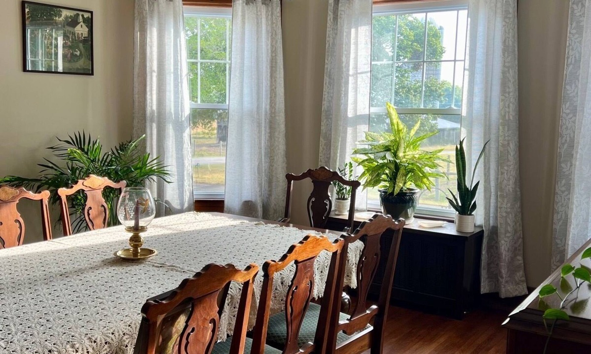 New Haven House | Spacious 7-bedroom Farmhouse in New Haven - On Bourbon Trail!