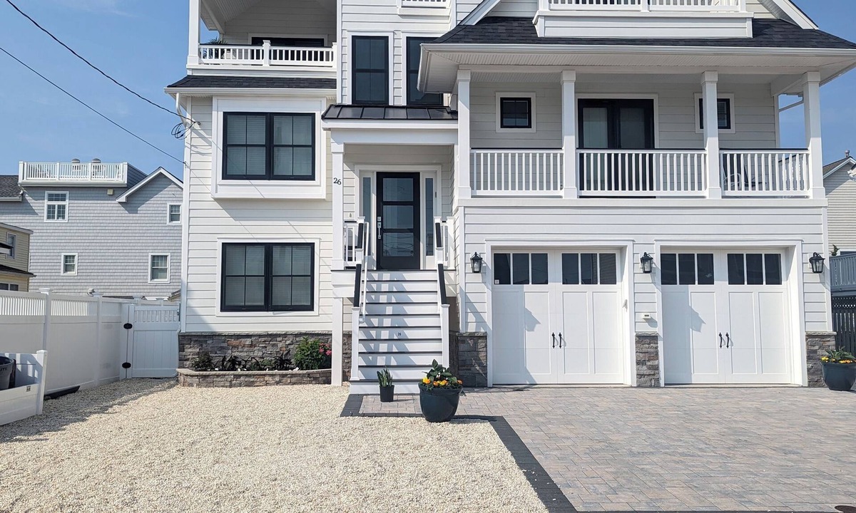 North Beach Haven House | Spacious 7-bedroom house, only 8 house to the beach, with 6 decks and rooftop