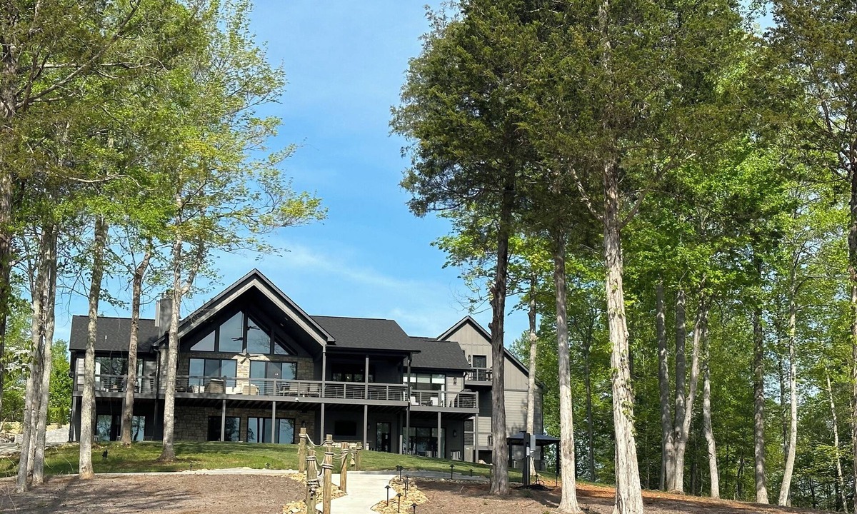Big Creek House | Spacious 7-bedroom house with only 2 steps to the lake