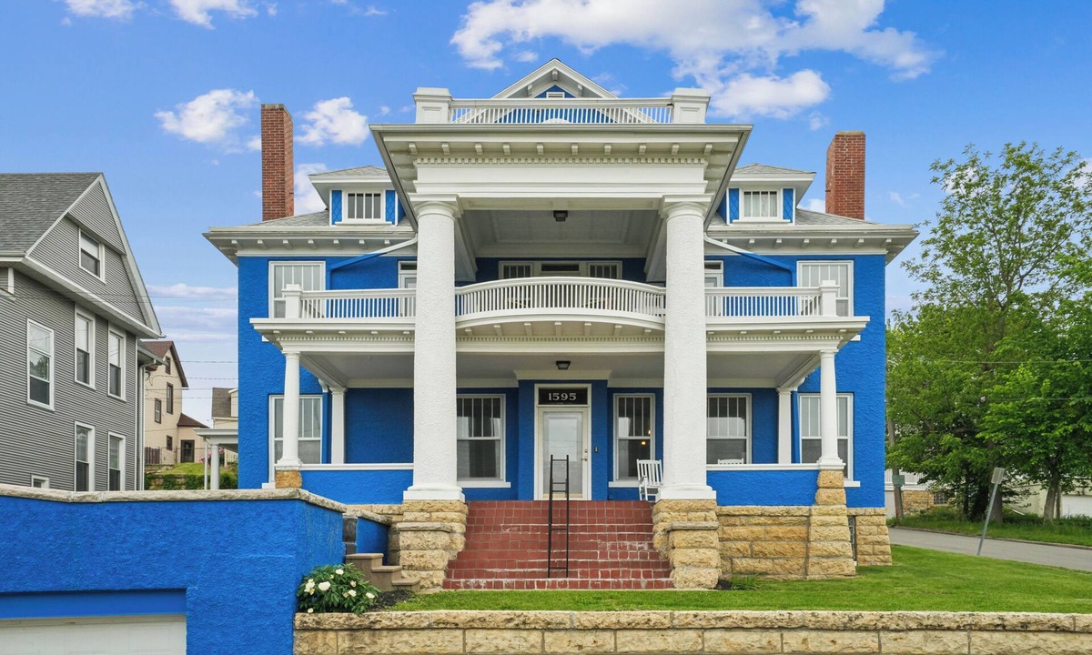 Dubuque House | Spacious 7-bedroom house- unique history, modern comforts and incredible views