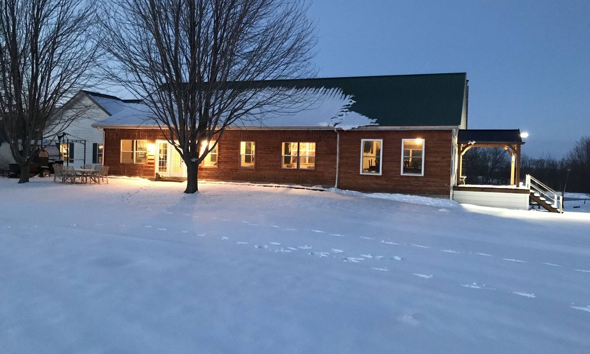 Macon Cabin | Spacious 7000 square foot 12-bedroom 10-Bath lodge in Picturesque Macon Missouri