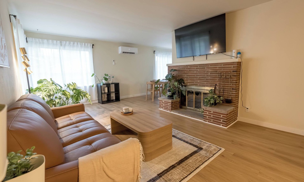 Kent House | Spacious 7BR 4BA Home - Game Room - AC/Heat - 20 min to Airport