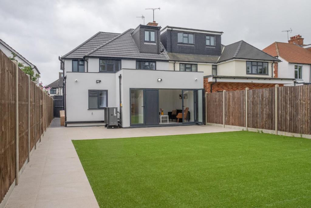 Harrow Apartment | Spacious 7BR Contractor House in Harrow with Games Room, Fast WiFi & 3 Parking