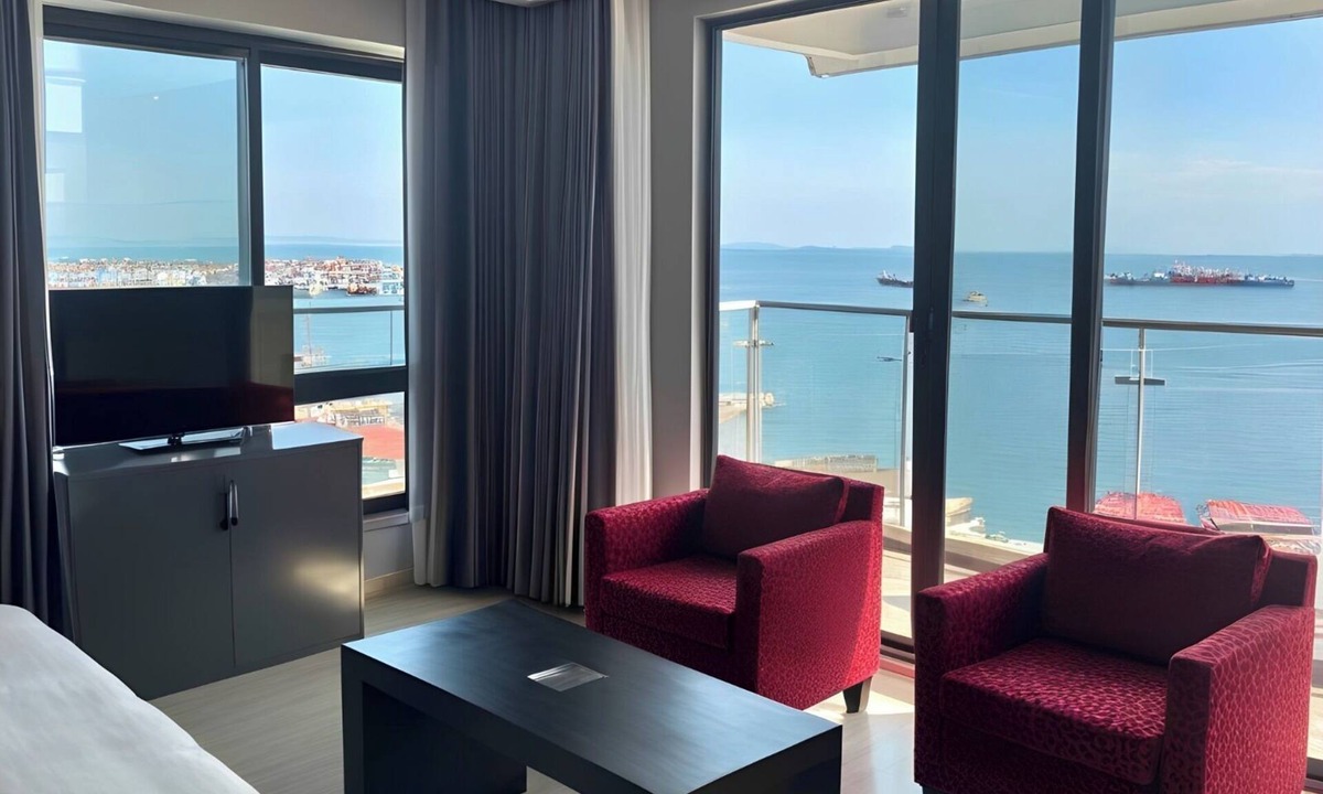 Aksaray Apartment | Spacious 8-bedroom apartment with WiFi, AC in charming Istanbul