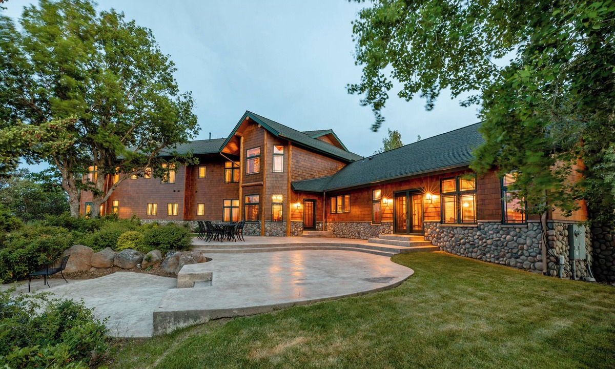 Klamath Falls House | Spacious 9-bedroom house with WiFi, AC in charming Klamath Falls