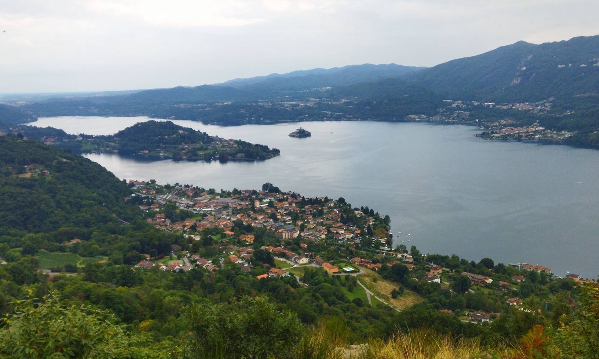 Pettenasco House | Spacious accommodation a stone's throw from Lake Orta