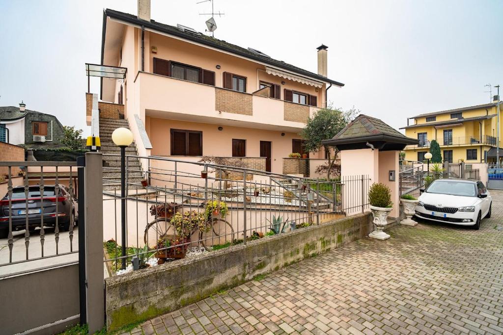 Lainate Apartment | Spacious Accommodation in Lainate - 2 Large Bedrooms for 4