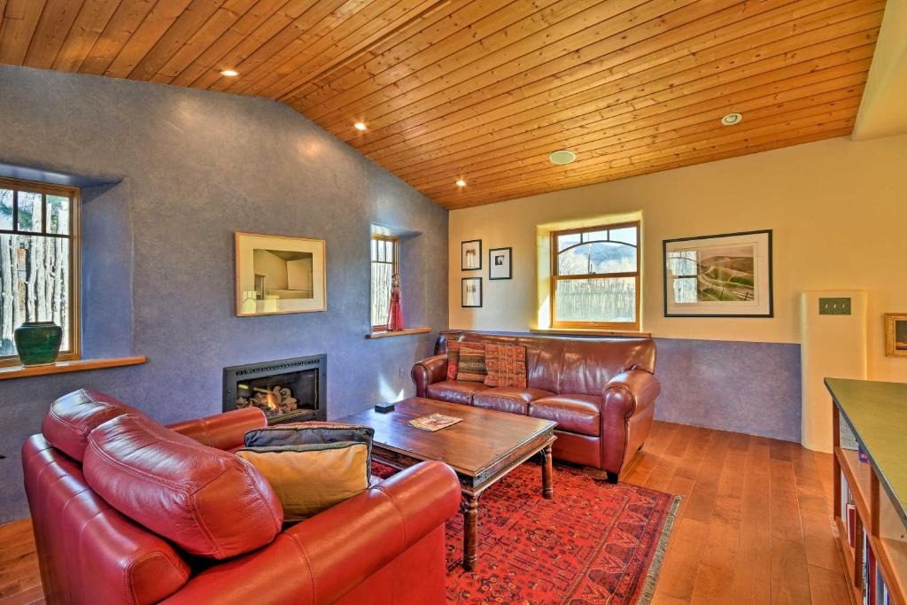 Taos House | Spacious Adobe Home < 1 Mi to Downtown Taos!