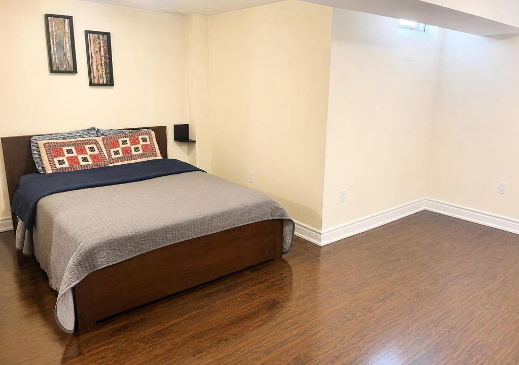 Meadowvale Village House | Spacious Affordable Private Suite & Ensuite Bath & Free Parking Near Toronto Pearson Airport
