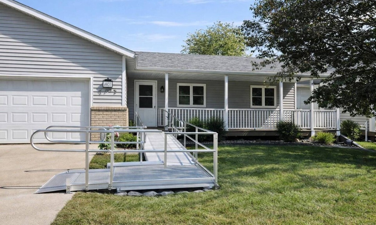 Moorhead House | Spacious and Accessible Family oriented house, sleep 12, crib, King’s bed Ramp.