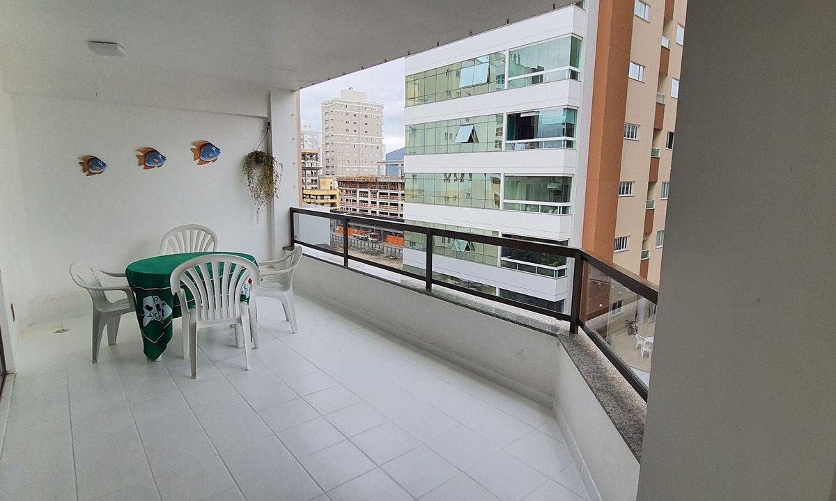 Castelo Branco Apartment | Spacious and Air-conditioned in Meia Praia