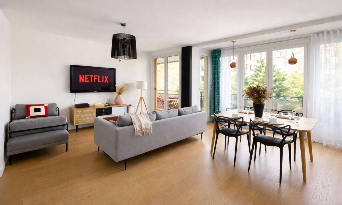 Levallois-Perret Apartment | Spacious and Bright 2-bedroom 2-bathroom 2-balconies apartment close to Metro
