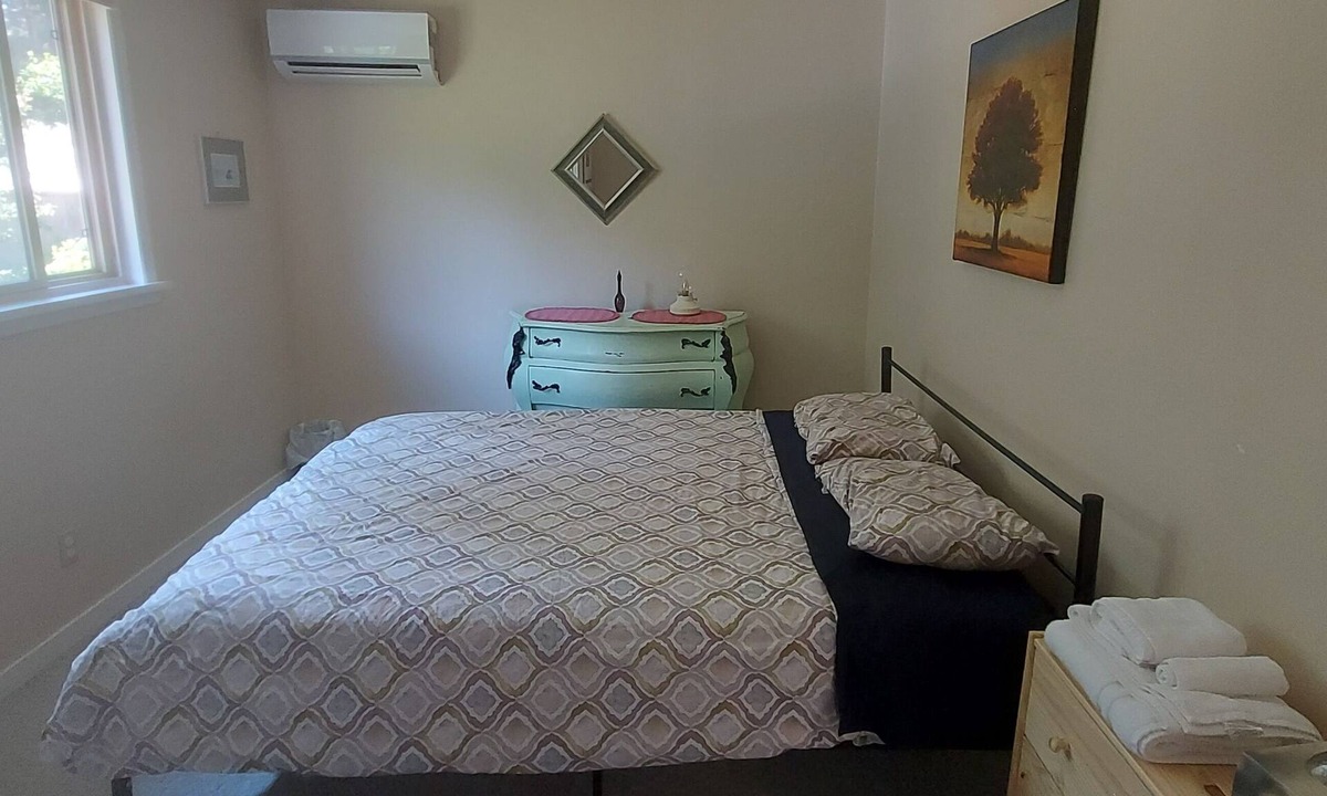 Powell River House | Spacious and bright 2 bedroom suite close to forest and hiking trails.