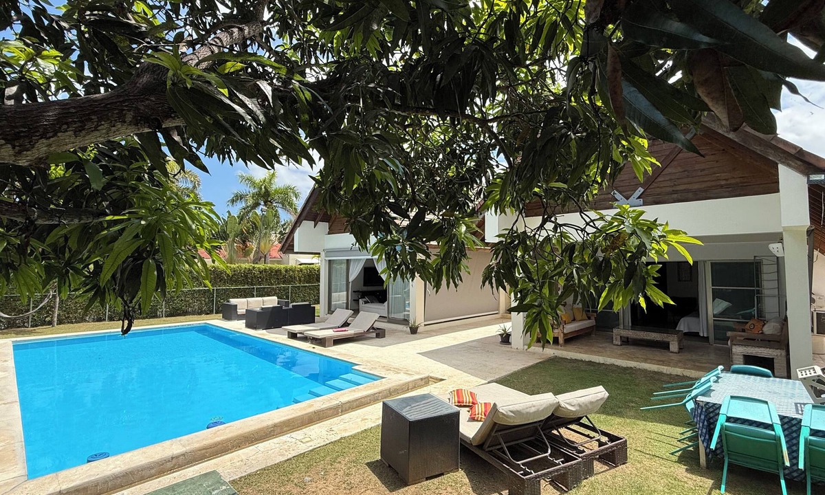 Bavaro Villa | Spacious and bright centrally located villa perfect for groups or families.