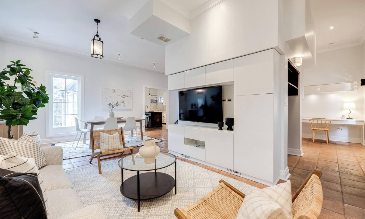 Leslieville House | Spacious and Charming Modern 3-bedroom house in Leslieville w/Hot Tub