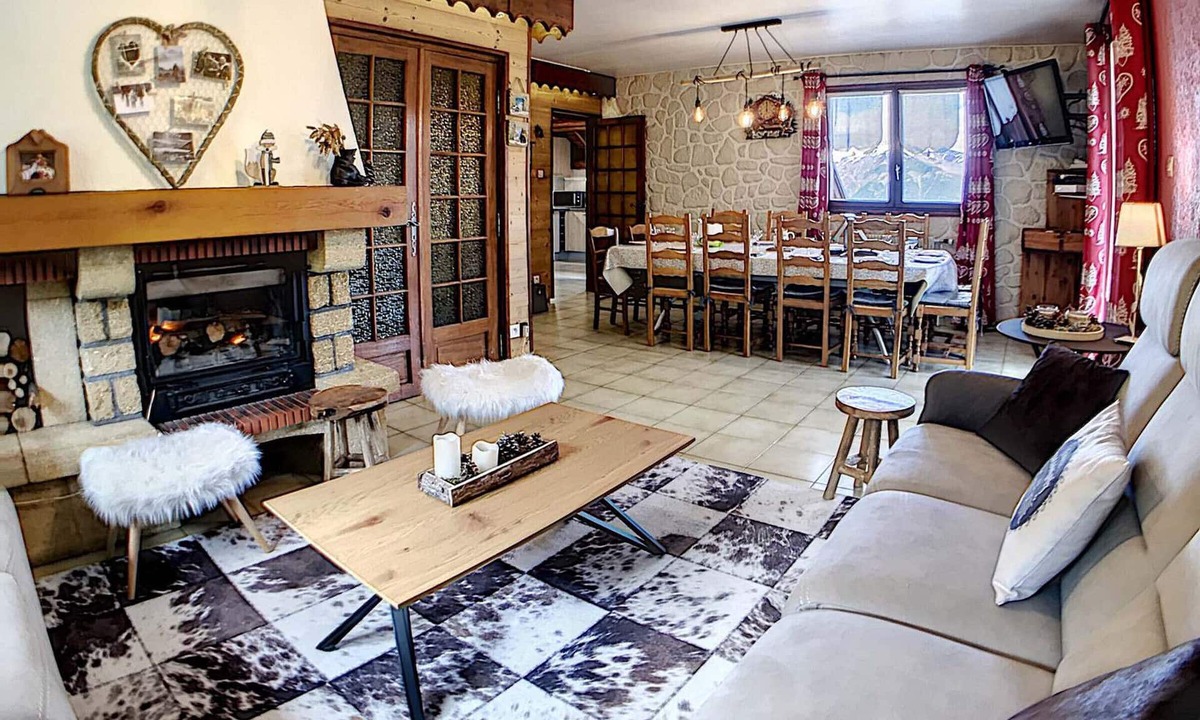Le Corbier Ski Chalet | Spacious and comfortable chalet with pool table, near lifts