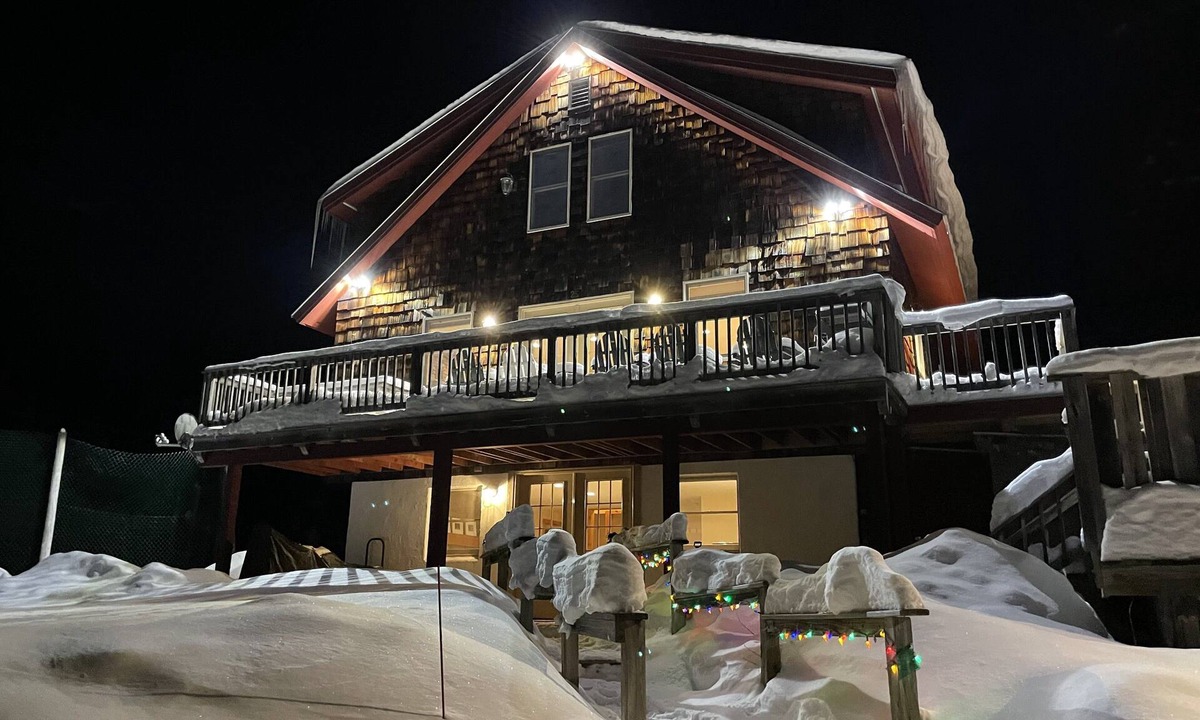West Dover Ski Chalet | Spacious and Comfortable home. Sleeps 8. 6 bedrooms, 2 minutes to skiing