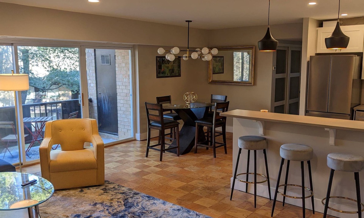 Falls Church House | Spacious and Convenient condo in Tysons