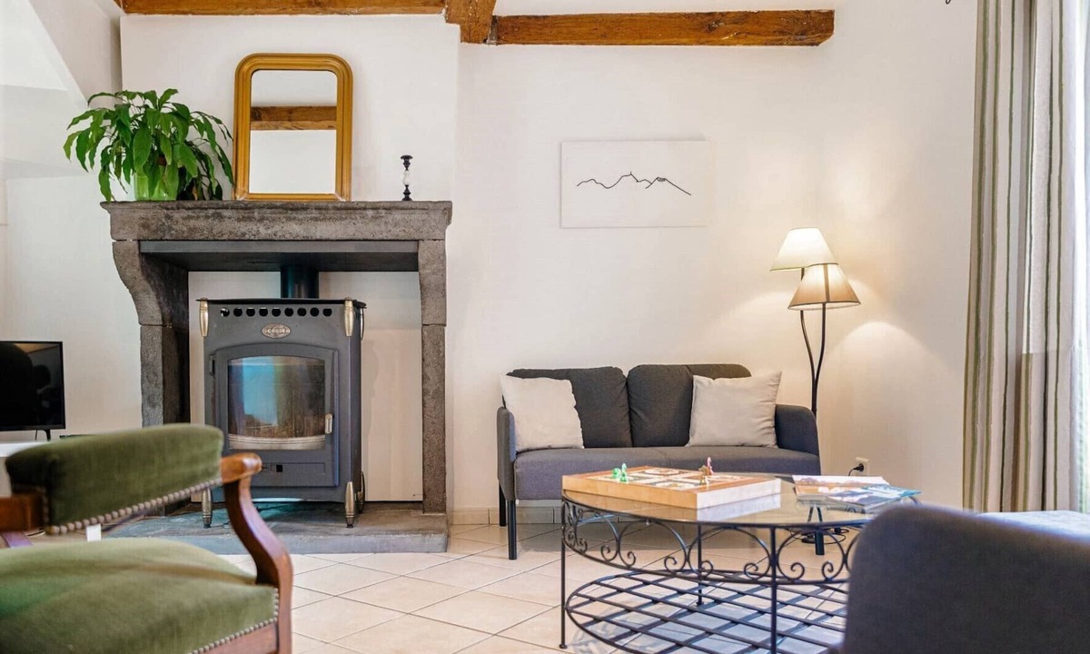 Le Crest House | Spacious and Cosy house between Lakes, Volcanoes, and Heritage!