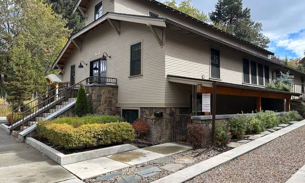 Old Bend Bed & Breakfast | Spacious and Cozy studio in charming Bend One king Bed