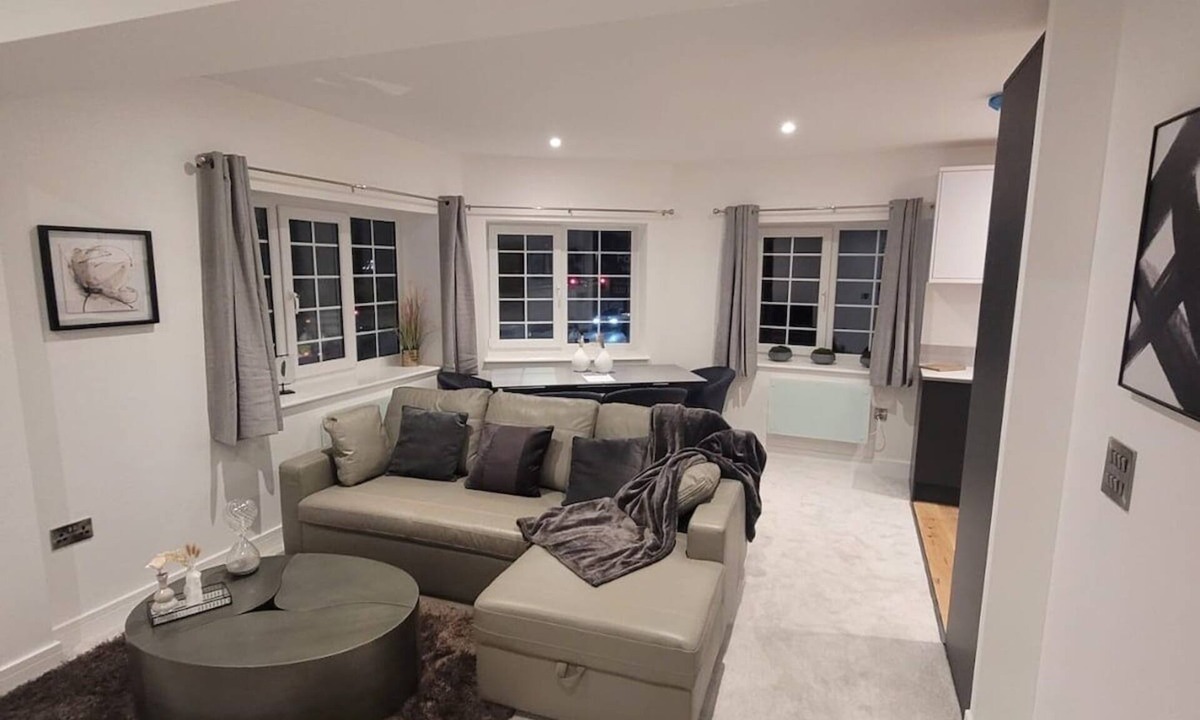 Wainscot Apartment | Spacious And Luxurious 1 Bed Flat Rochester Strood (Central Location)