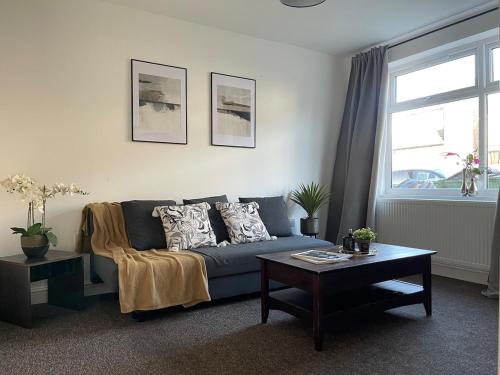 Leeds House | Spacious and Modern Home in Woodhouse - Sleeps 10