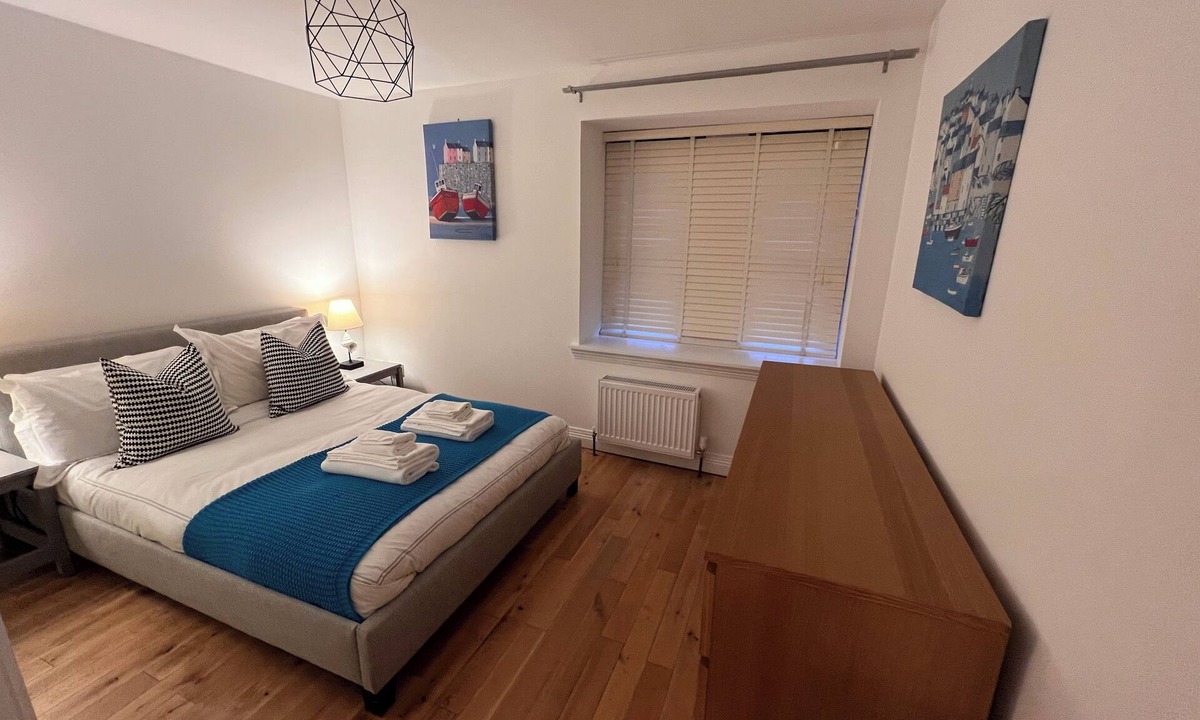 City Centre Glasgow Apartment | Spacious and Modern 3 Bedroom 1 Bathroom Apartment Near Art School, City Centre