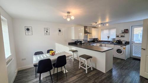 Peterborough House | Spacious and Modern 4BR with Hot Tub and Garden