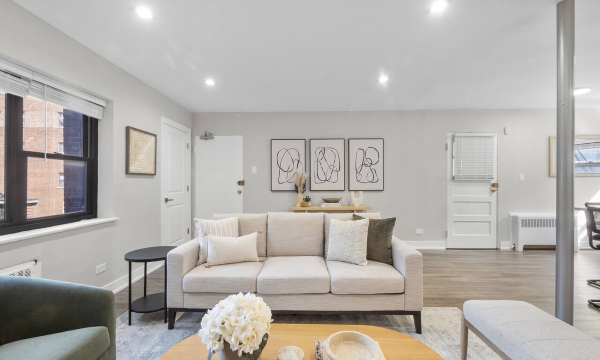South Evanston Apartment | Spacious and Newly Renovated 1BR Next to the Beach